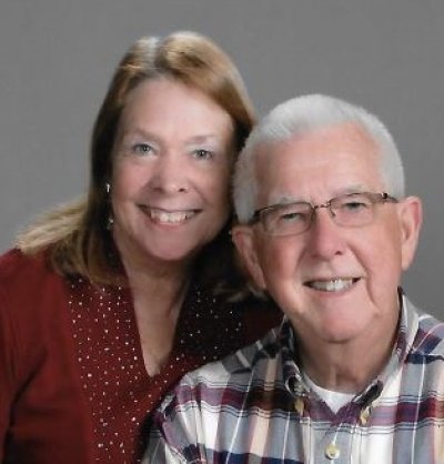 woman-red-shirt-man-grey-hair-glasses